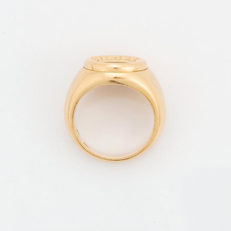 Bulgari ring 18K guld och onyx.