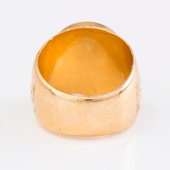A 18K gold ring with a horseshoe and horse, Finland 1970.