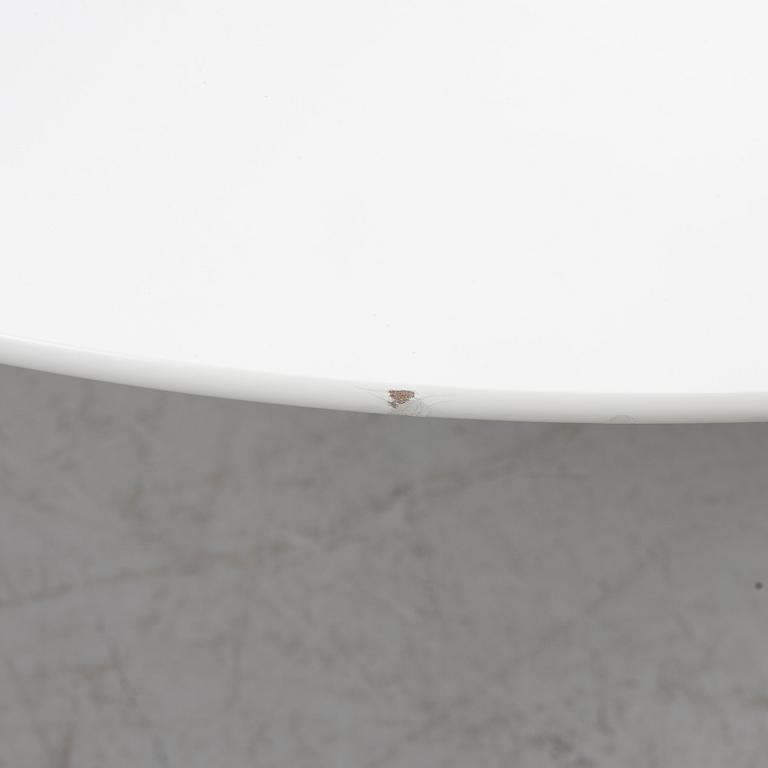 Eero Saarinen, a 'Tulip' dining table from Knoll Studio.