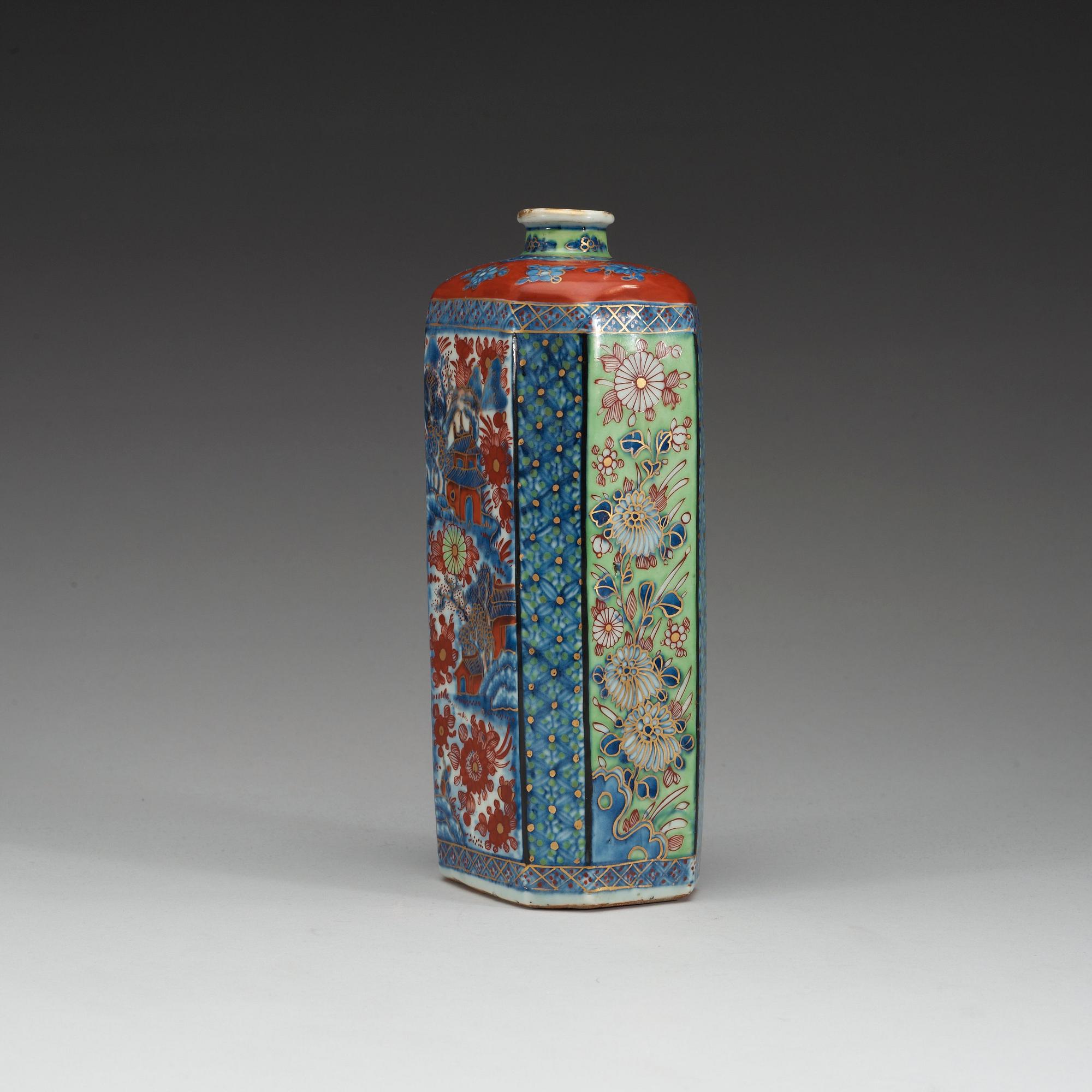 An clobbered bottle, Qing dynasty, Kangxi (1662-1722).
