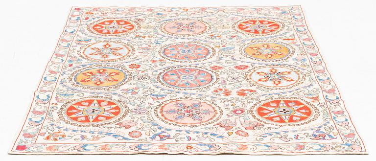 Broderi, Suzani, Uzbekistan, modern tillverkning, ca 187 x 142 cm.