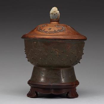 An archaic bronze food vessel, gui, presumably Western Zhou Dynasty (1040-256 BC).