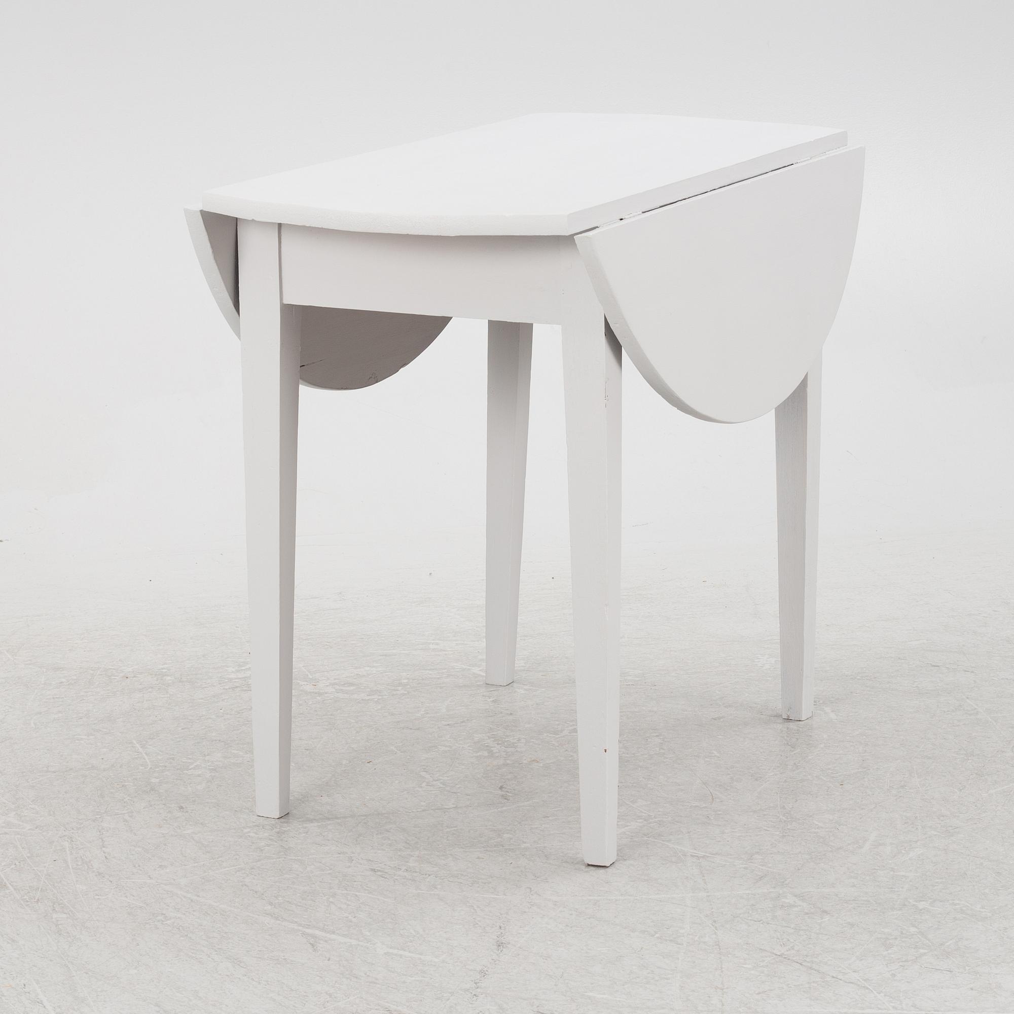 A drop-leaf table, early 20th Century.