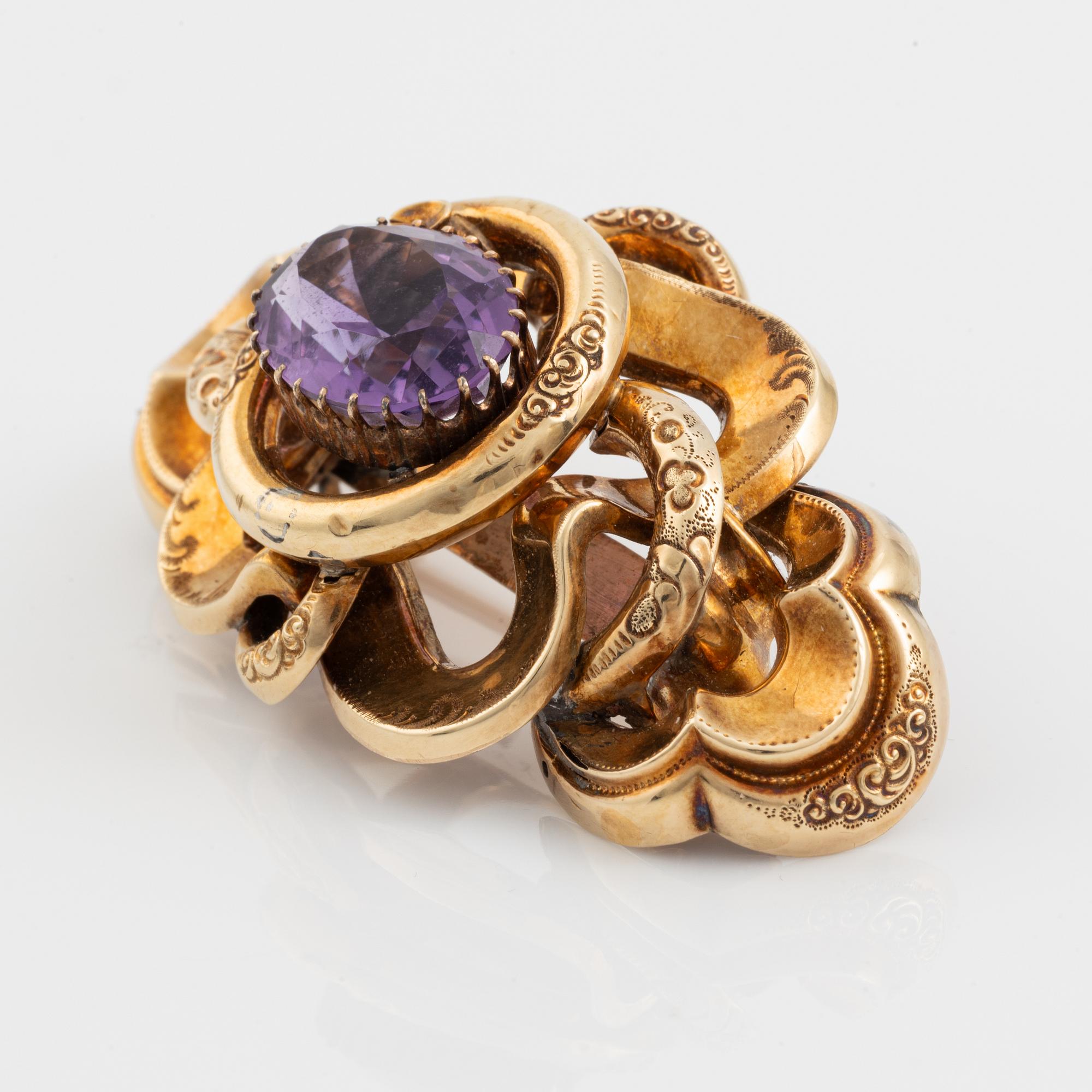 Brosch med oval ametist.