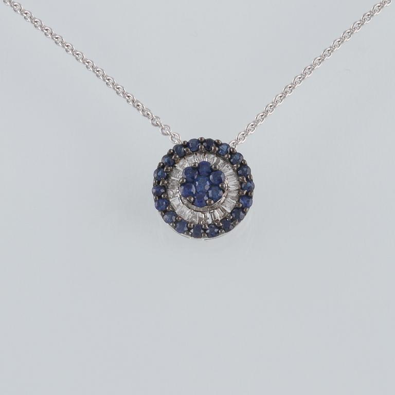 HÄNGE, 18K vitguld med baguettslipade diamanter ca 0.13 ct samt fasettslipade blå safirer ca 0.35 ct. Vikt 2,8 gram.