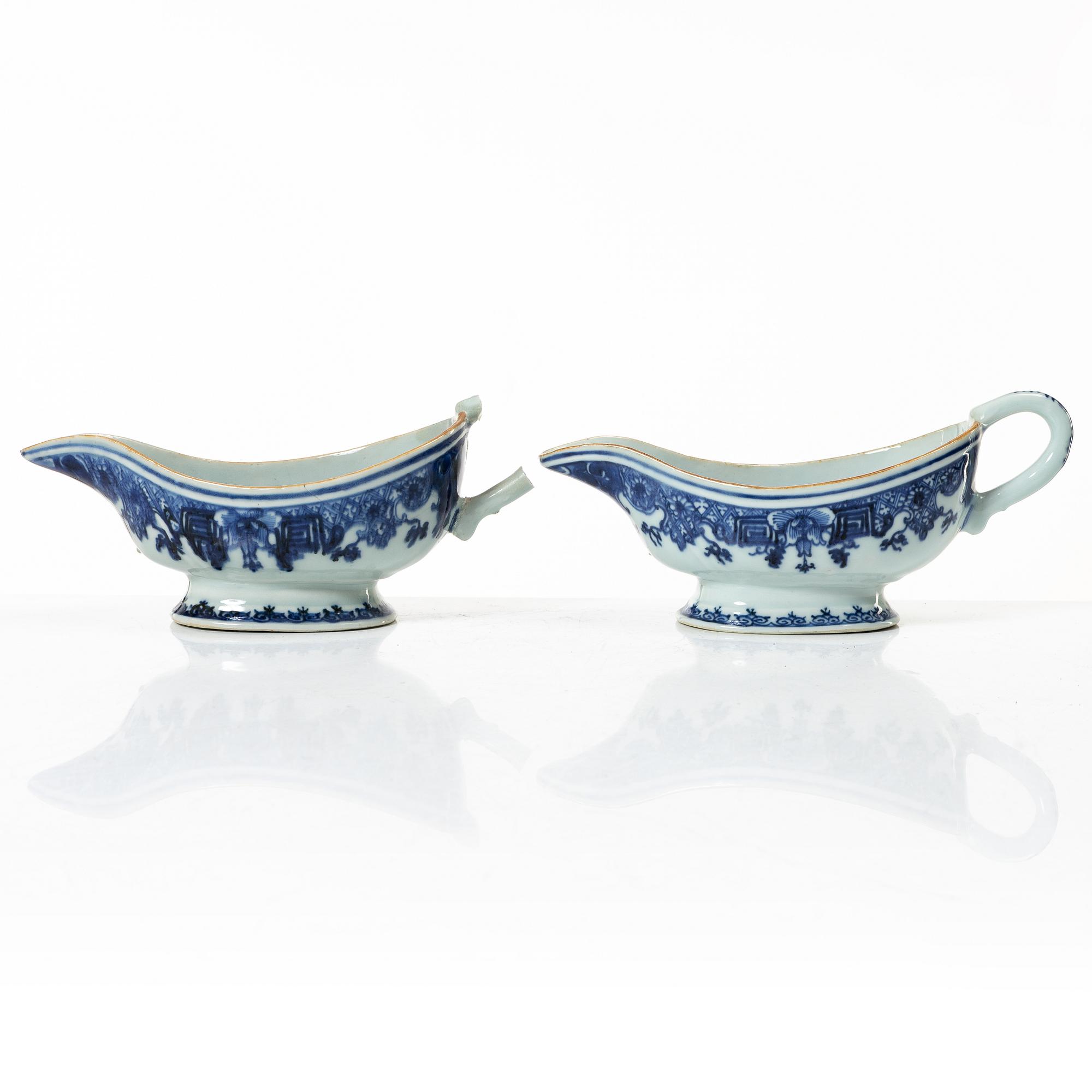 A pair of Chinese blue and white porcelain sauce boats, Qing dynasty, Qianlong (1736-95).