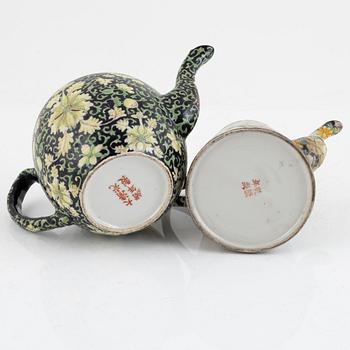 A group of four Chinese porcelain teapots and a coffeepot, late Qing dynasty/20th century.