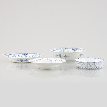Skålar, fyra stycken, porslin, Royal Copenhagen, "Musselmalet", samt stearinljus, 1893-1900 och senare.