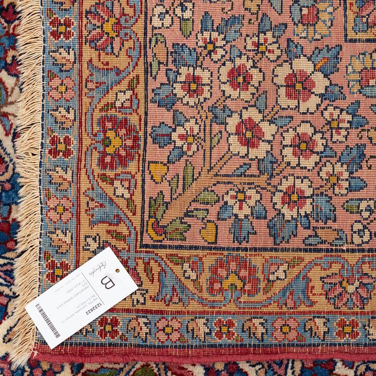 A CARPET, semi-antique, Kerman, ca 362,5 x 265 cm.