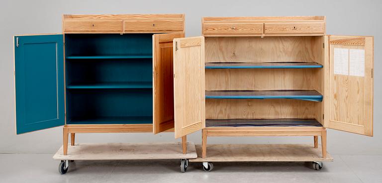 SKÄNKSKÅP, ett par, 1900-talets andra hälft.