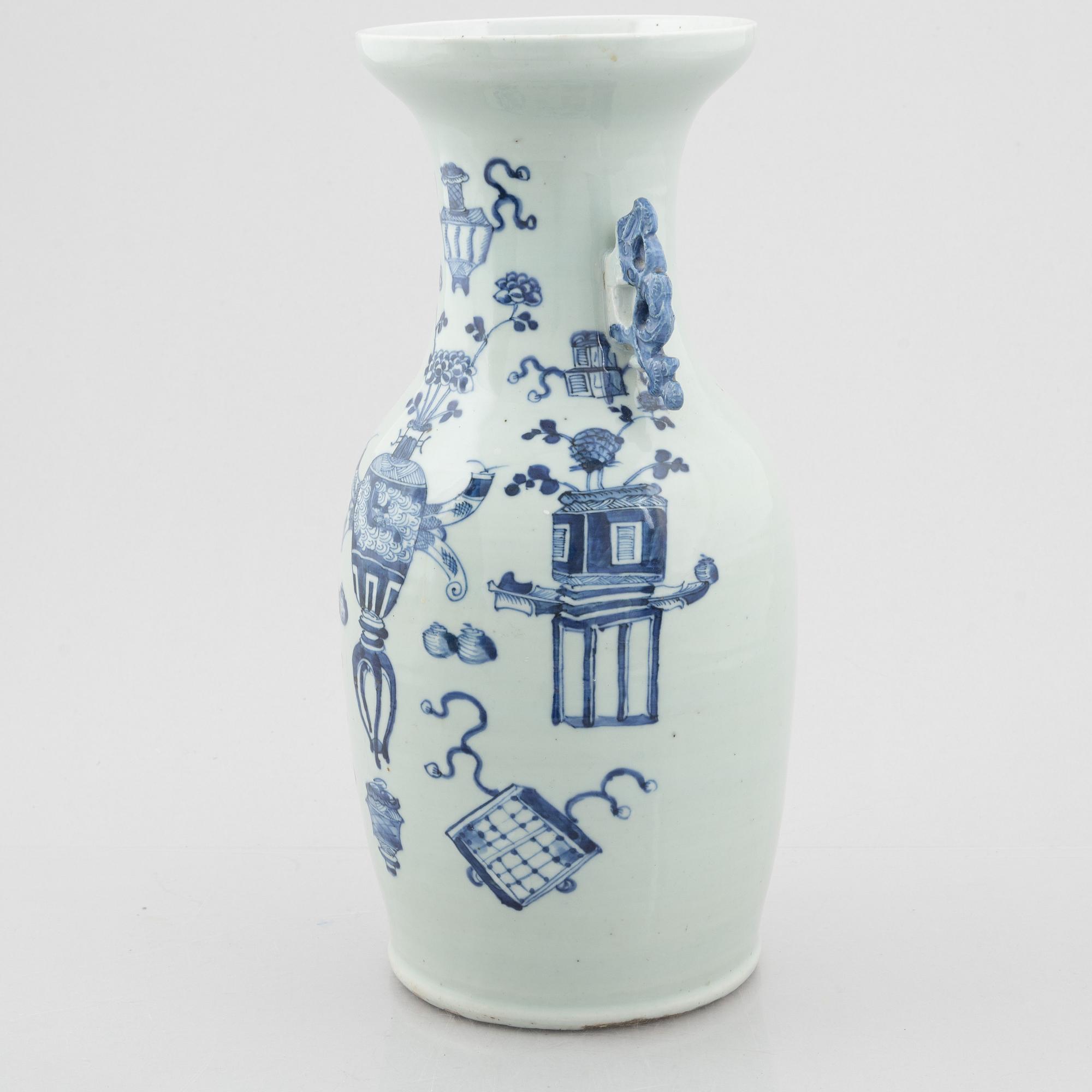 A porcelain vase, China, Qing dynasty, late 19th century.