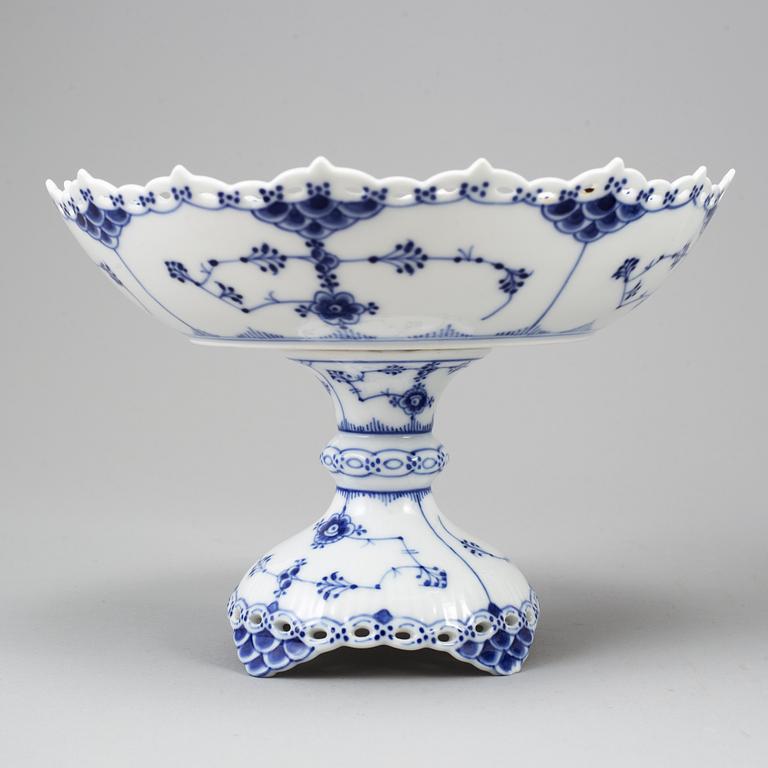 SKÅLAR PÅ FOT, 3 st,  "Musselmalet", Royal Copenhagen, Danmark.