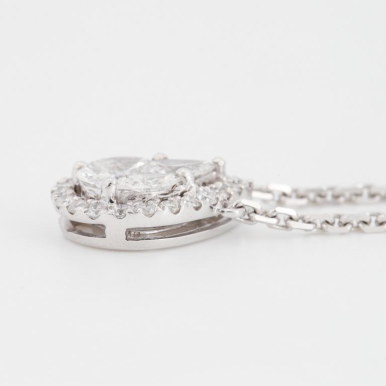 A pendant with diamonds in diffrent cuts.
