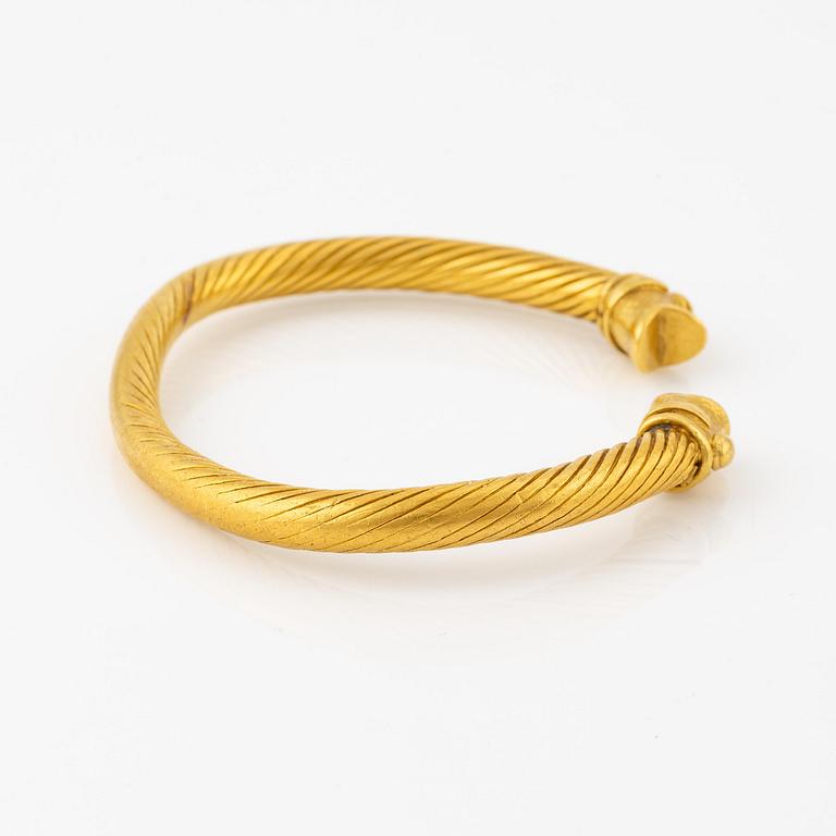 A Greco-Roman style presumably modern gold bracelet.