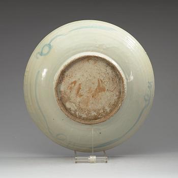 A blue and white charger, Ming dynasty, Wanli (1572-1620).