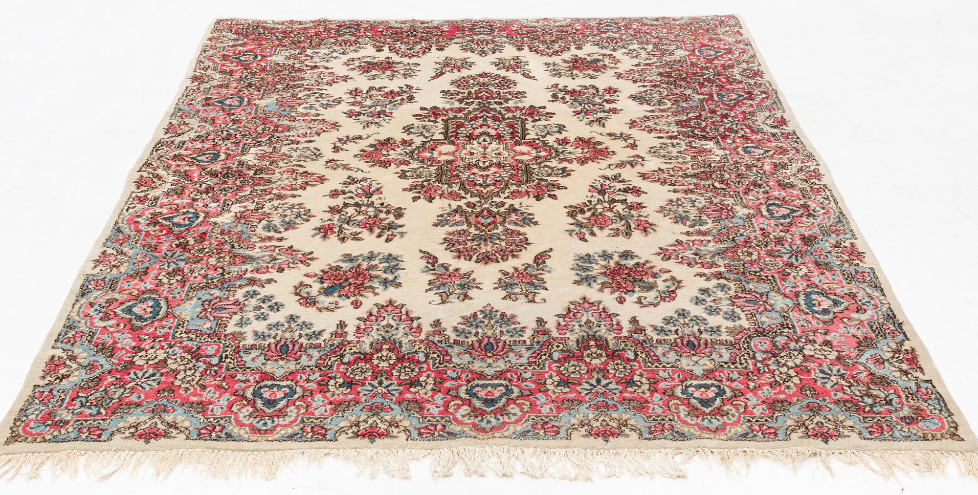 Matta, Kirman, old, ca 270 x 183 cm.