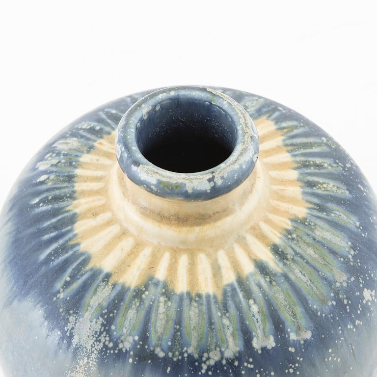 Patrick Nordström, vas Royal Copenhagen daterad 1917 stengods.