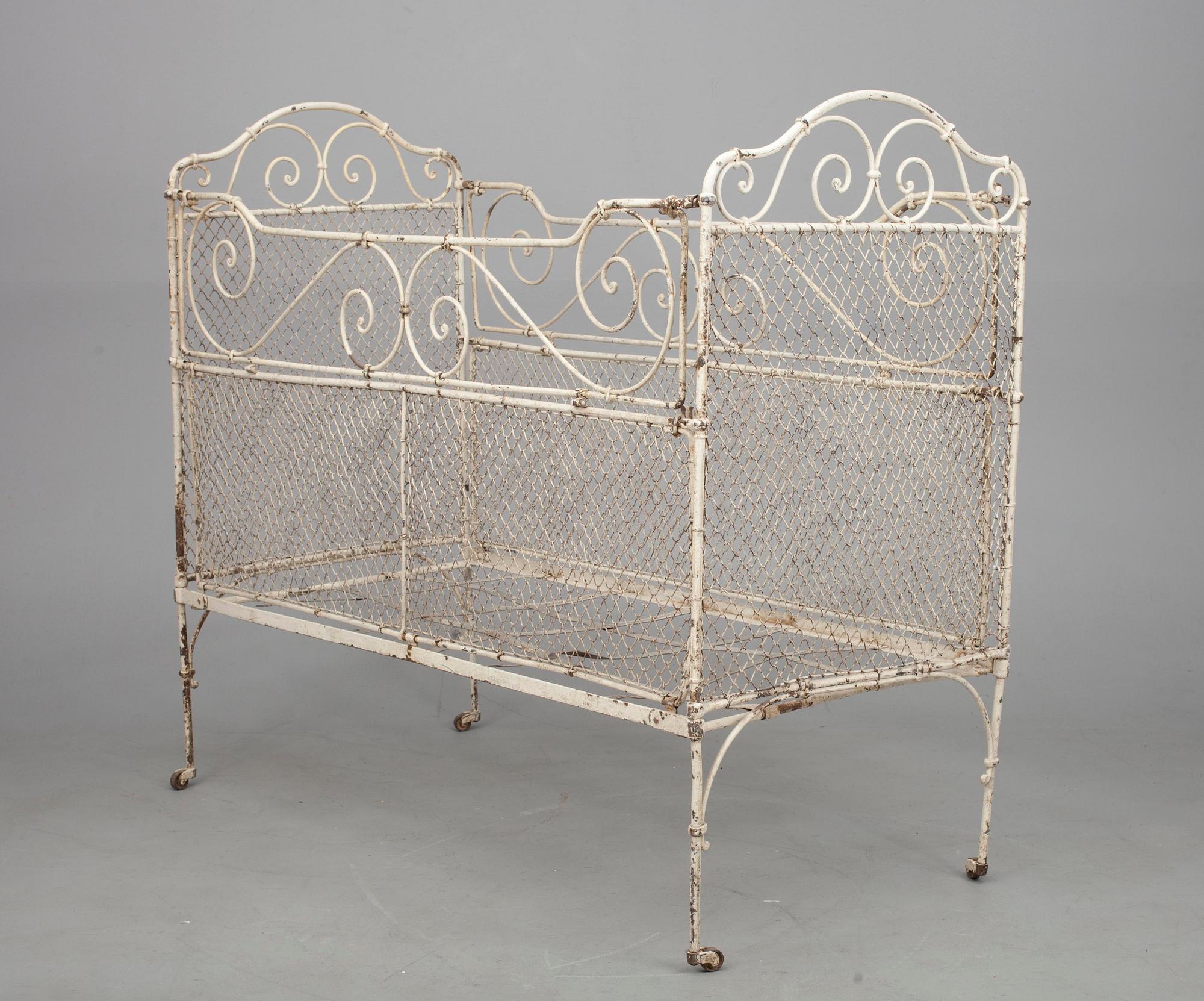 BARNSÄNG, målad metall, 1800-tal.