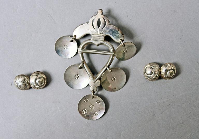 DRÄKTSMYCKEN, silver, brosch och manschettknappar.