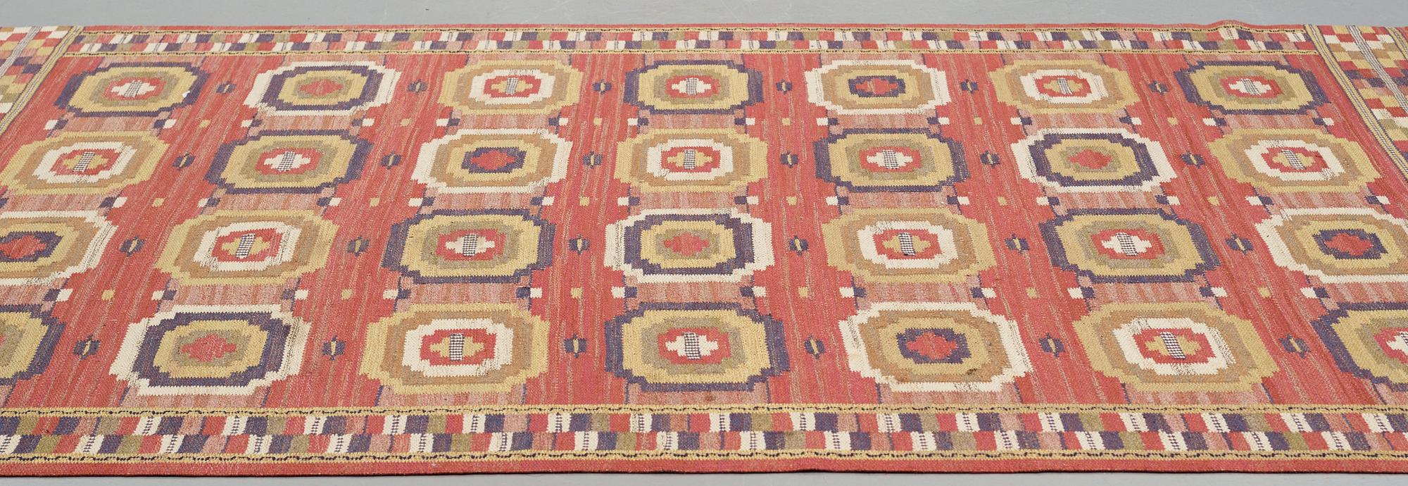 Märta Måås-Fjetterström, Matta, "Röda åttan", rölakan, ca 295 x 199,5-202 cm, signerad MMF.