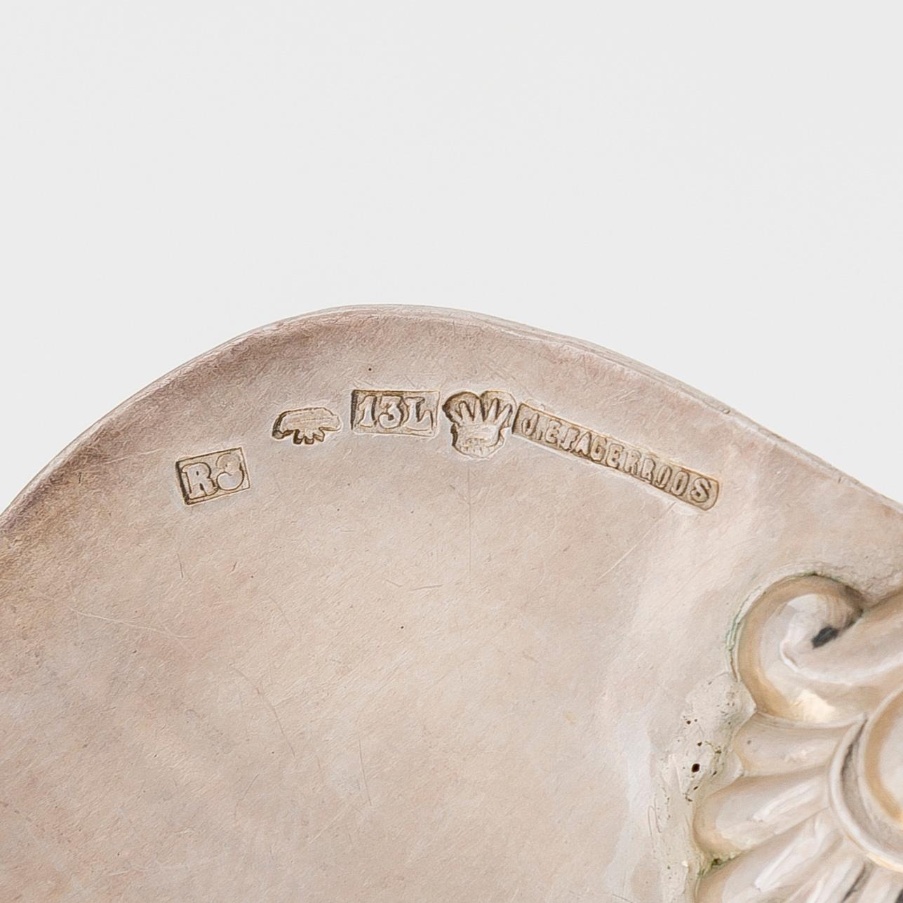 A silver cake server, and a silver platter, silver, J. E. Fagerroos, Helsinki 1874 and Kultakeskus, Hämeenlinna 1956.
