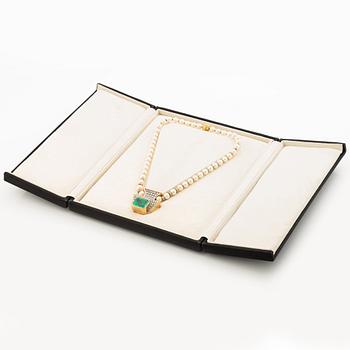 Kristian Nilsson, collier odlade pärlor och 18K guld med fasettslipad smaragd samt rundabriljantslipade diamanter.