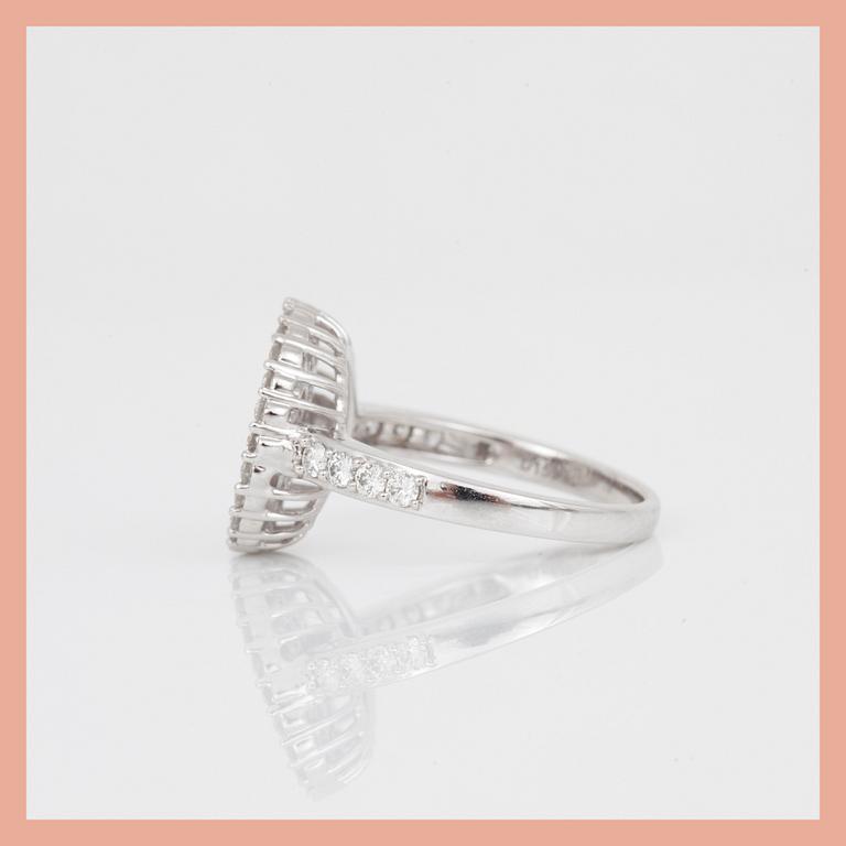 RING, 18K vitguld med briljantslipade diamanter, tot ca 1,59 ct. Total vikt ca 5,26 g.