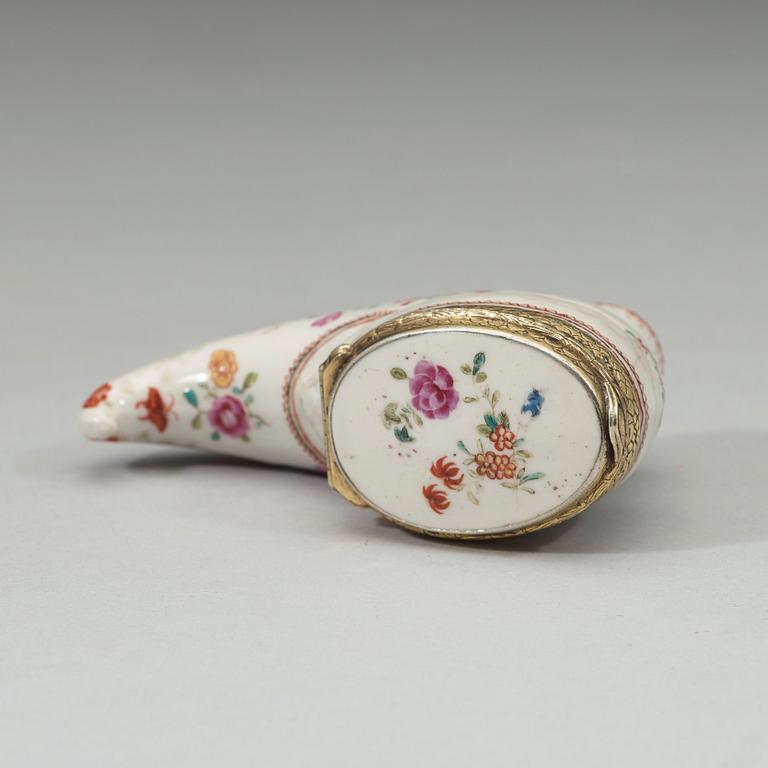 An export porcelain famille rose snuff box in the form of a shoe, Qing dynasty, Qianlong (1736-1795).