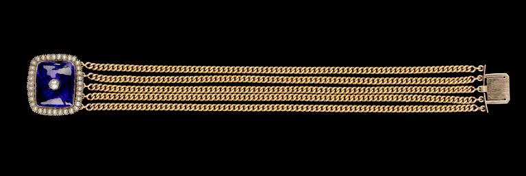 ARMBAND, fem kedjor i guld med lås med blå emalj och pärlor.