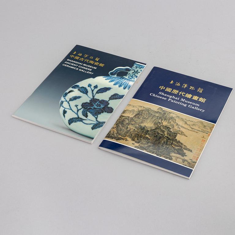 Literature on Chinese and Japanese art and objects, 9 volumes.