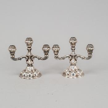 Kandelabrar, ett par, silver, rokokostil, 1900-tal. Svensk importstämpel.