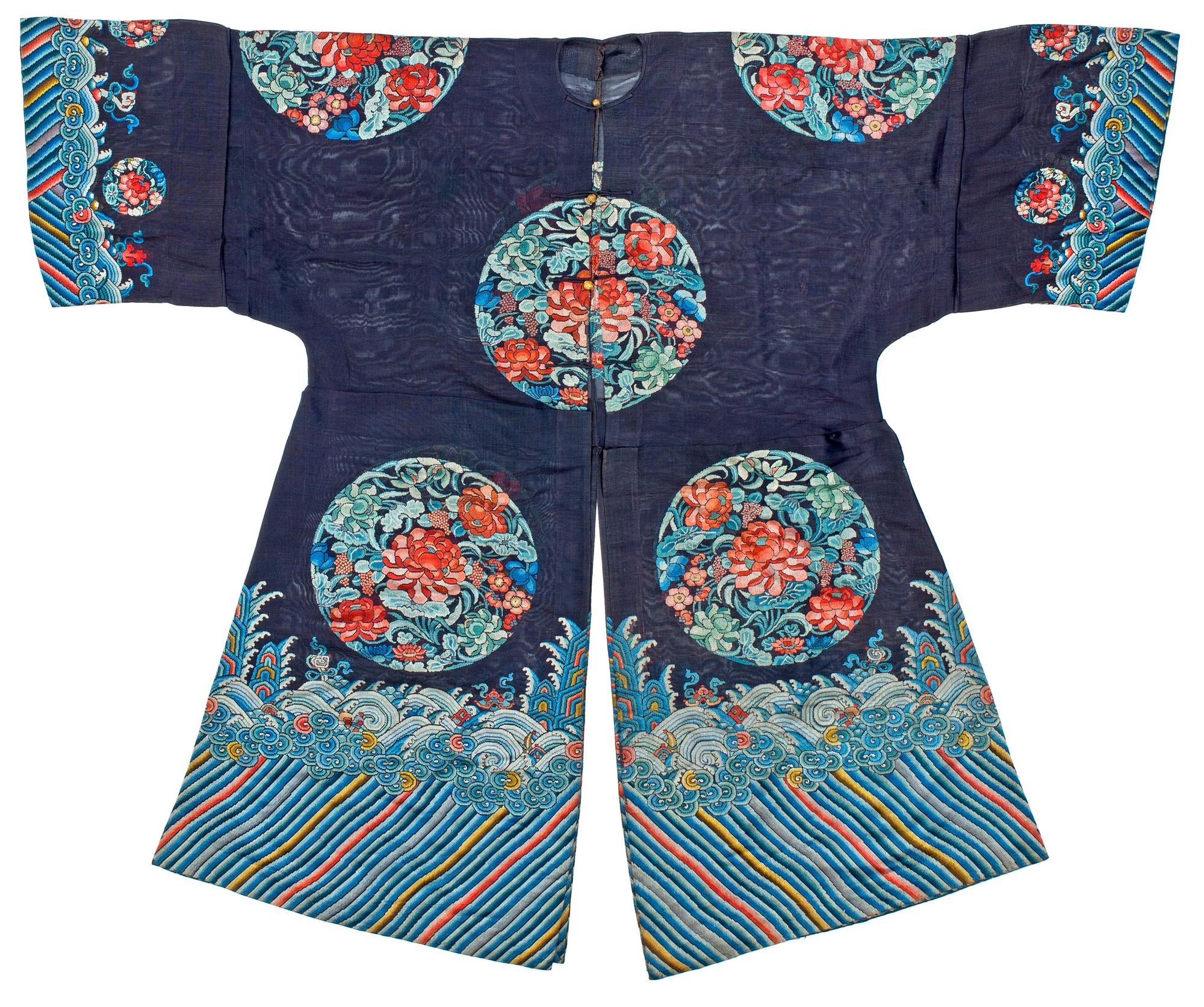 ROBE, silk. Height 124 cm. China around 1900.