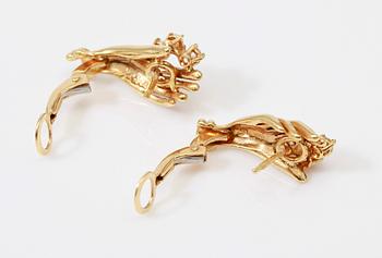 HÄNGE MED KEDJA, ARMBAND, RING SAMT ÖRHÄNGEN, 1 par, 18K guld, odlad pärla och diamanter.