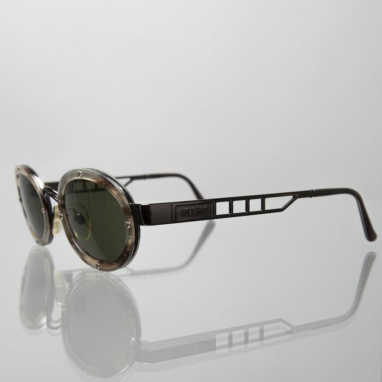 SOLGLASÖGON, Moschino.