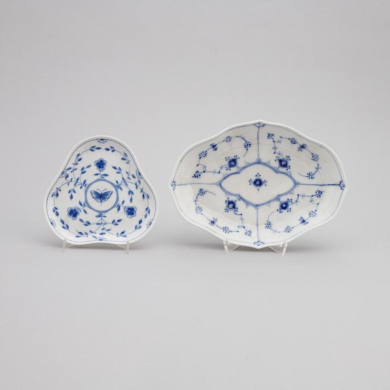 Matservis, 58 delar, porslin, "Musselmalet", Bing & Grøndahl samt Royal Copenhagen, Danmark.