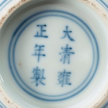 A pair of wucai bowls, Republic (1912-49) with Yongzhengs six character mark.