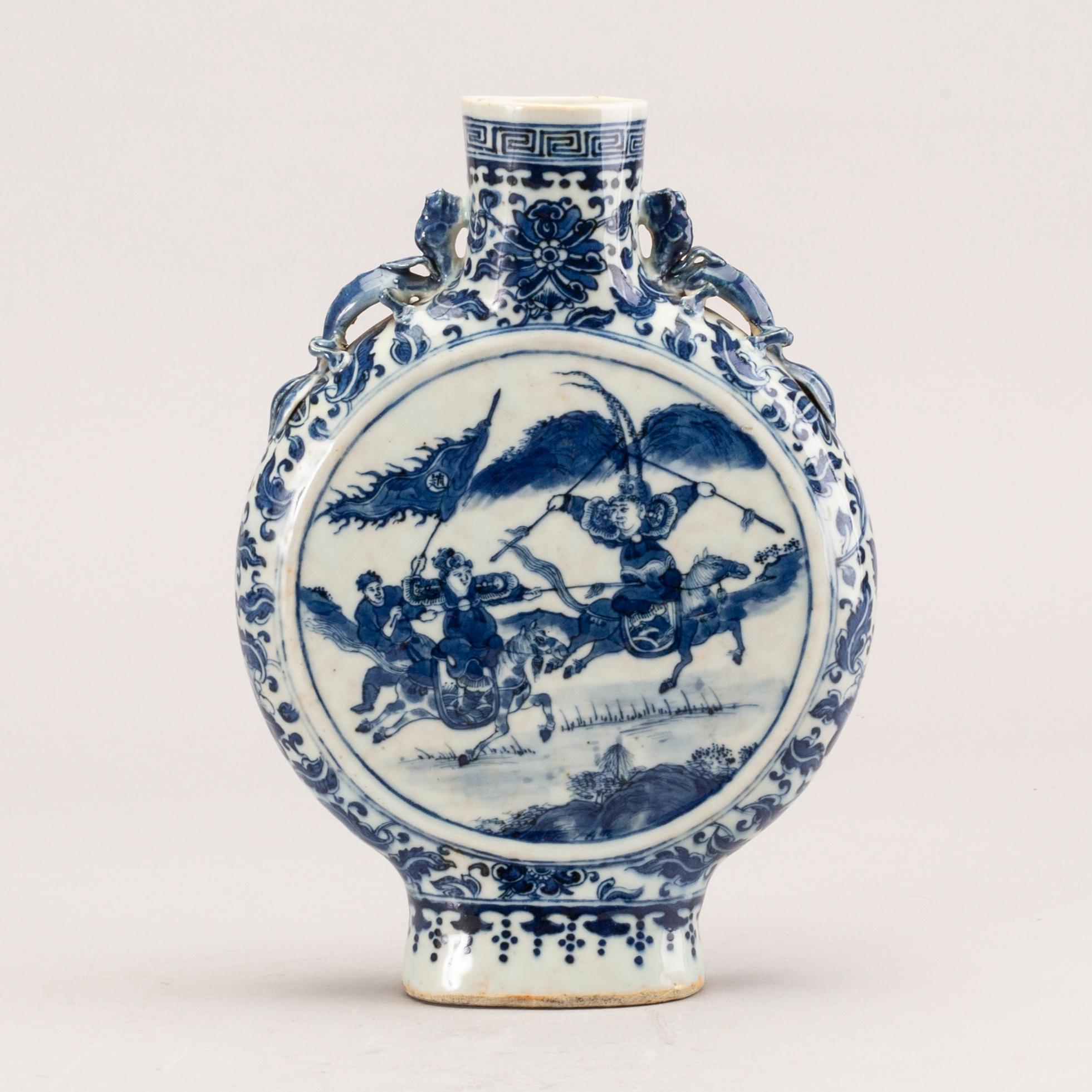 A porcelain moon vase/flask, Qing dynasty, Tongzhi (1862-1874).