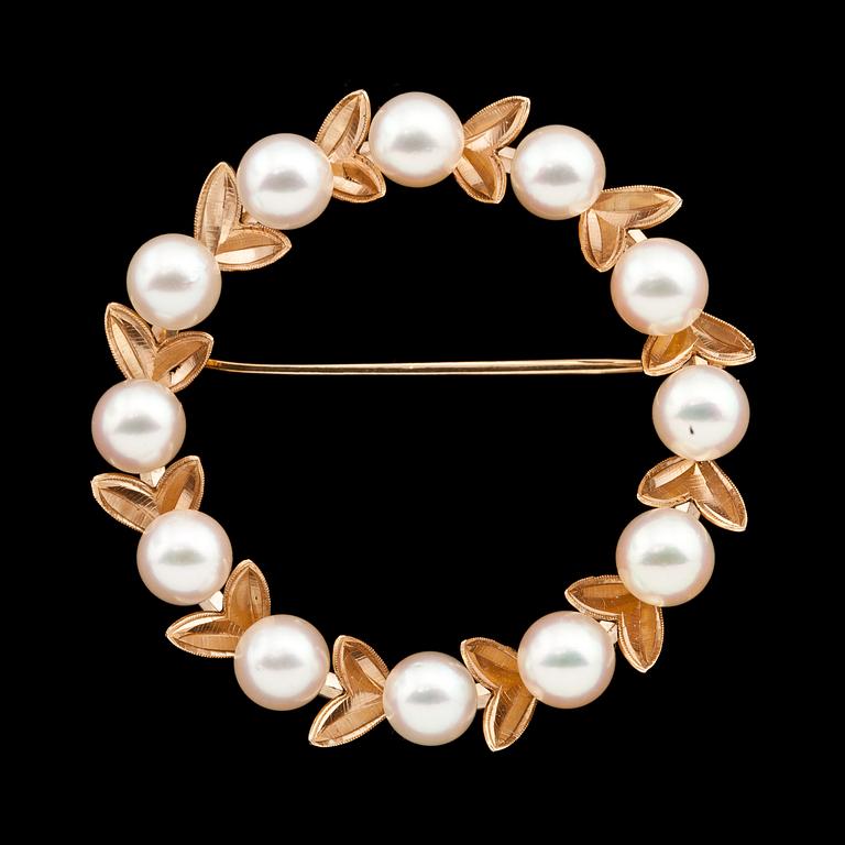 BROSCH, 14k guld med odlade pärlor. Vikt ca 5 g.