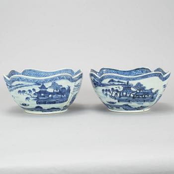 A blue and white saladiere, Qing dynasty, Qianlong (1736-95).