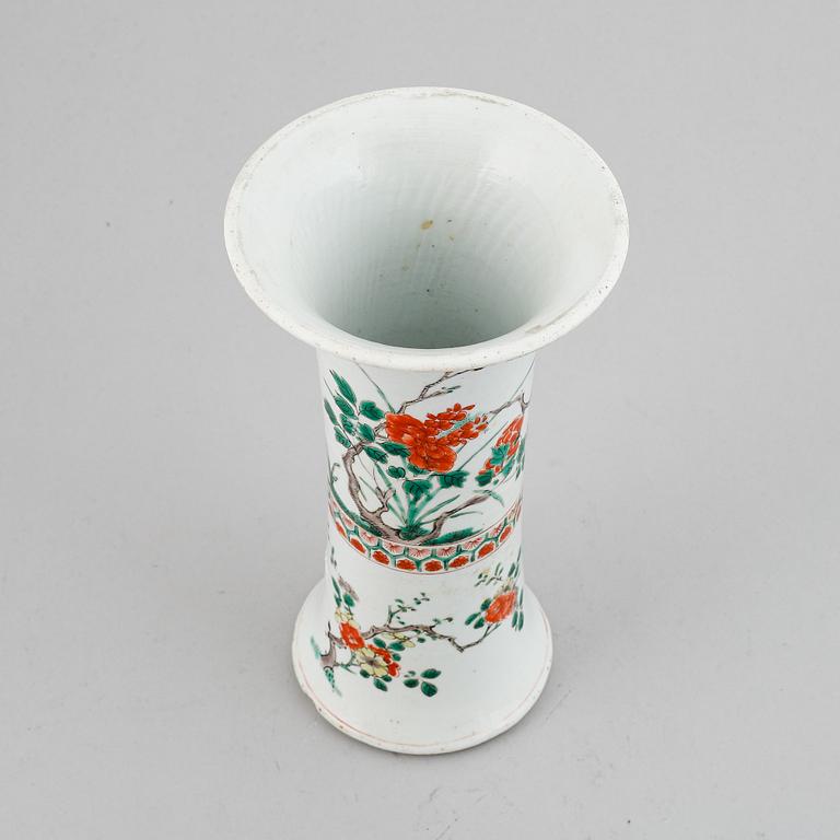 Trumpetvas, porslin. Qingdynastin, Kangxi (1662-1722).