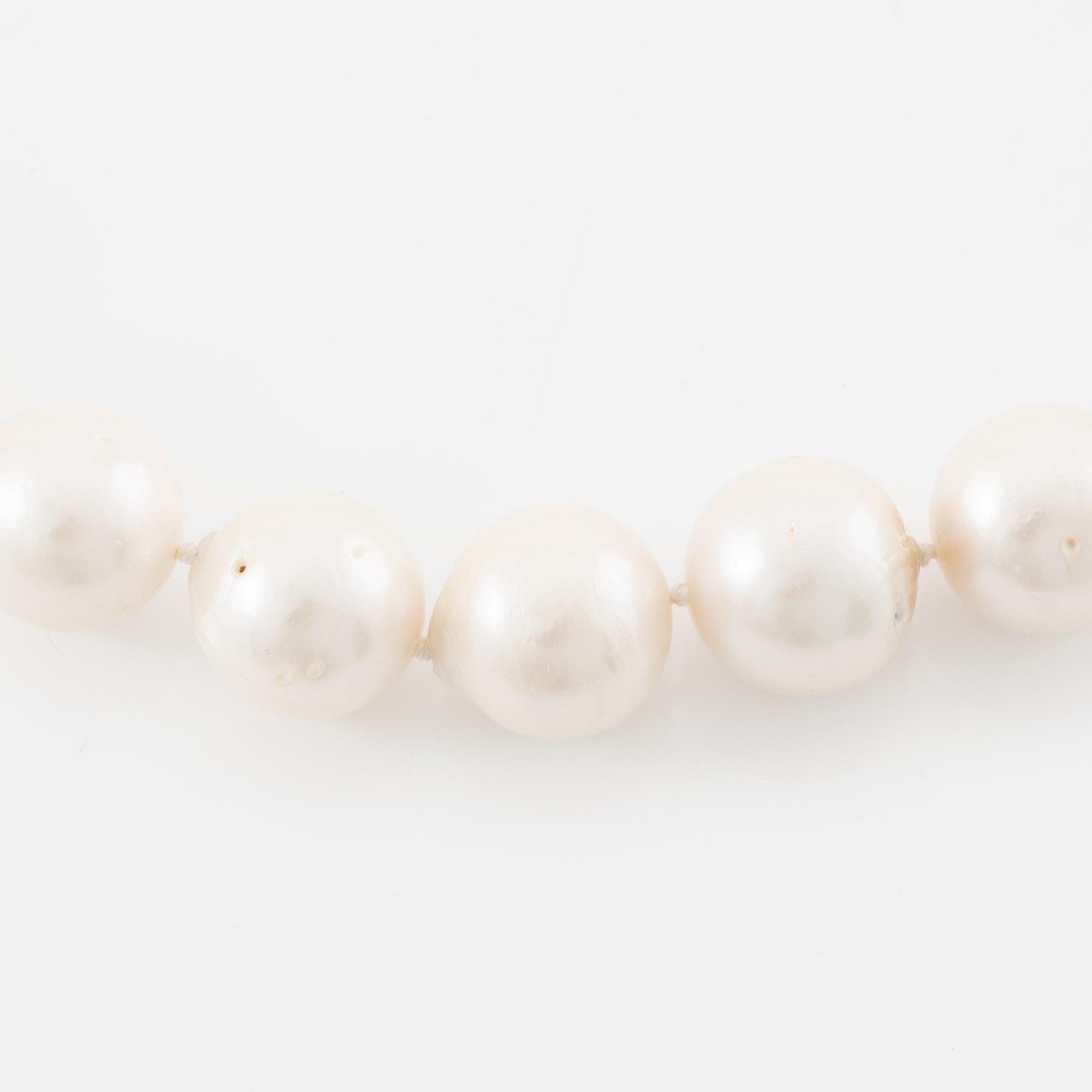 Necklace with cultured freshwater pearls, clasp 18K white gold.