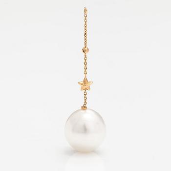 OLE LYNGGAARD, An 18K gold earring pendant "Shooting stars" with a tahiti pearl and diamonds ca. 0.06 in total. Denmark.