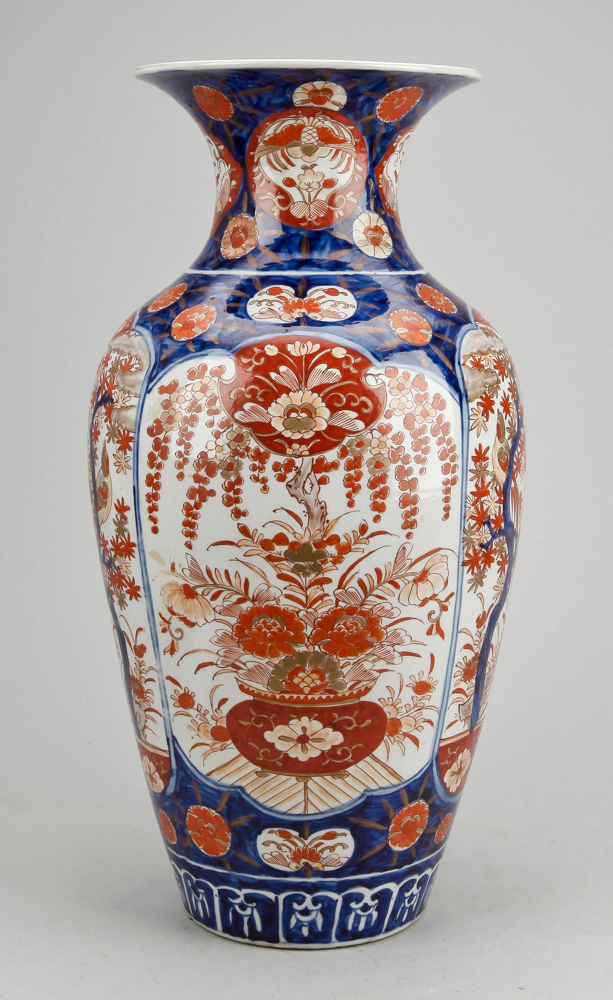 GOLVVAS, porslin, Imari, Japan 1900-talets början.