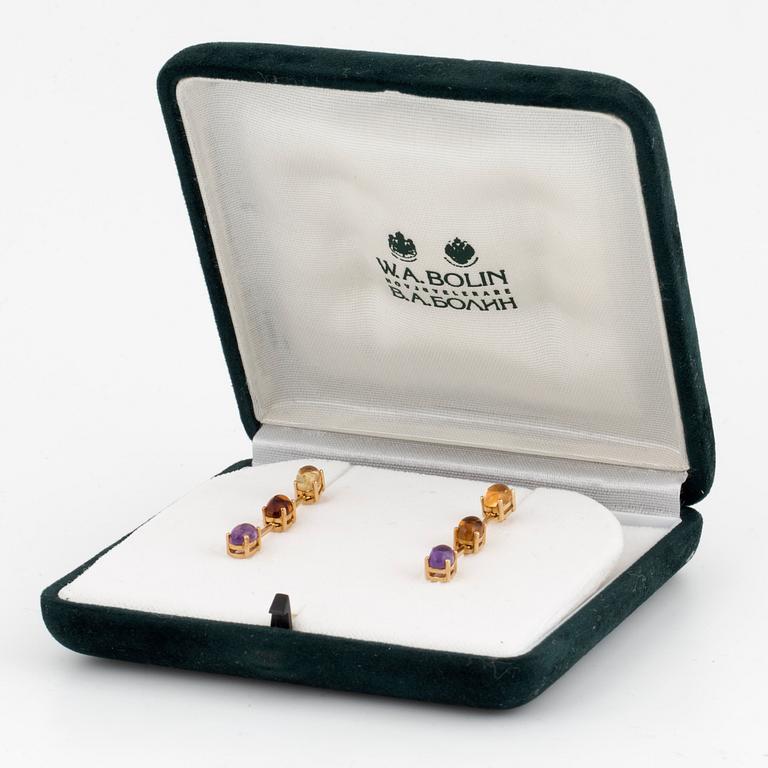 Ett par örhängen 18K guld med cabochonslipade ametister och citriner.