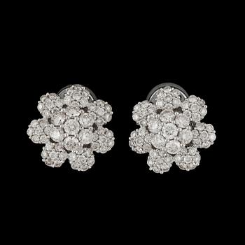117. A pair of diamond, circa 1.90 cts, earrings .
