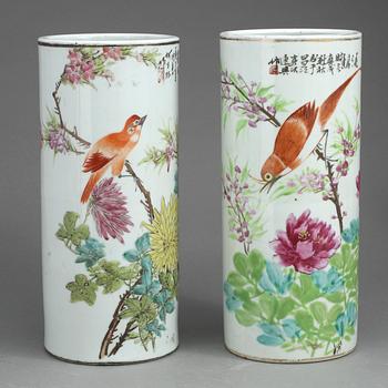 PENSELVASER, 2 st, porslin, Kina, 1900-talets första hälft.
