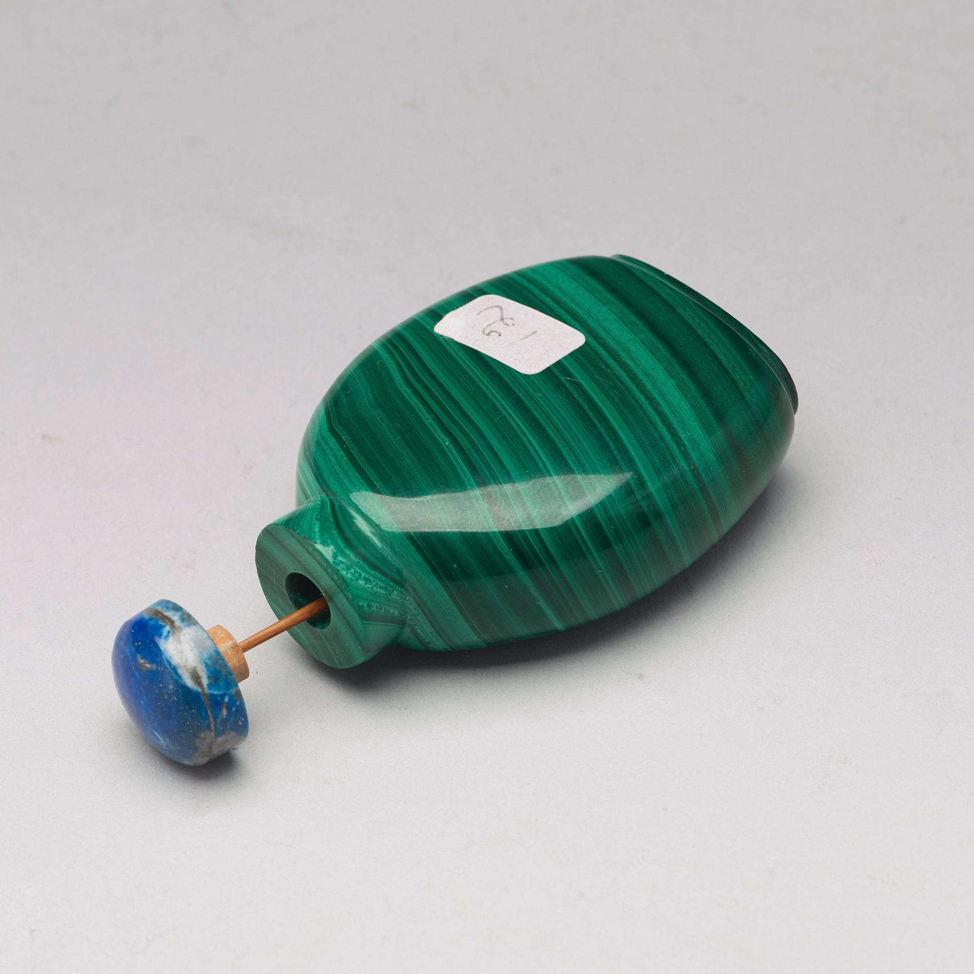 Two Chinese snuff bottles, Qing dynasty, 19th Century.