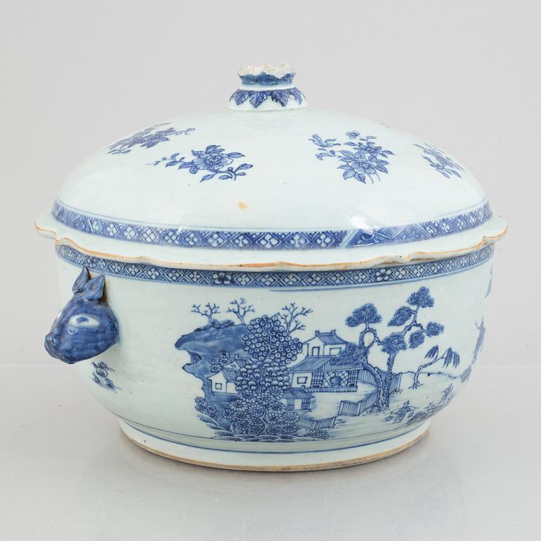 A Chinese export porcelain tureen with cover, Qing dynasty, Qianlong (1736-95).
