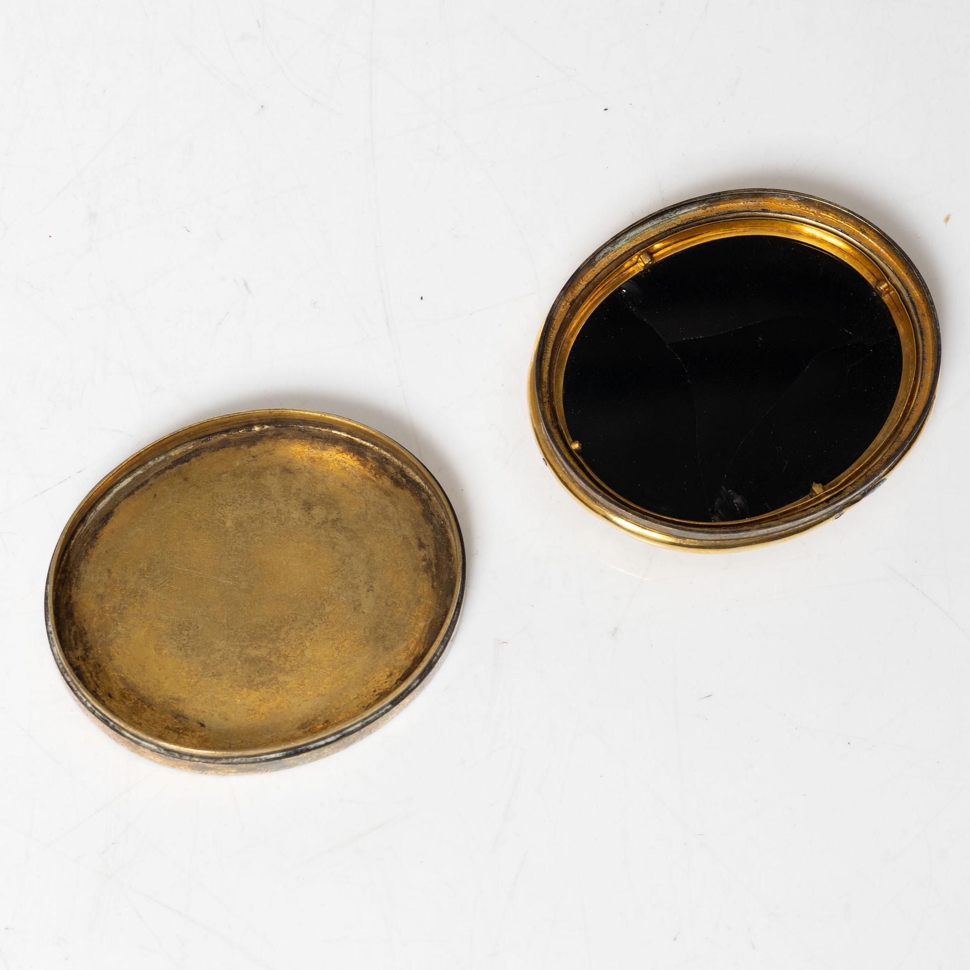 Dosa med lock, förgyllt silver, CG Hallberg, Stockholm 1917.