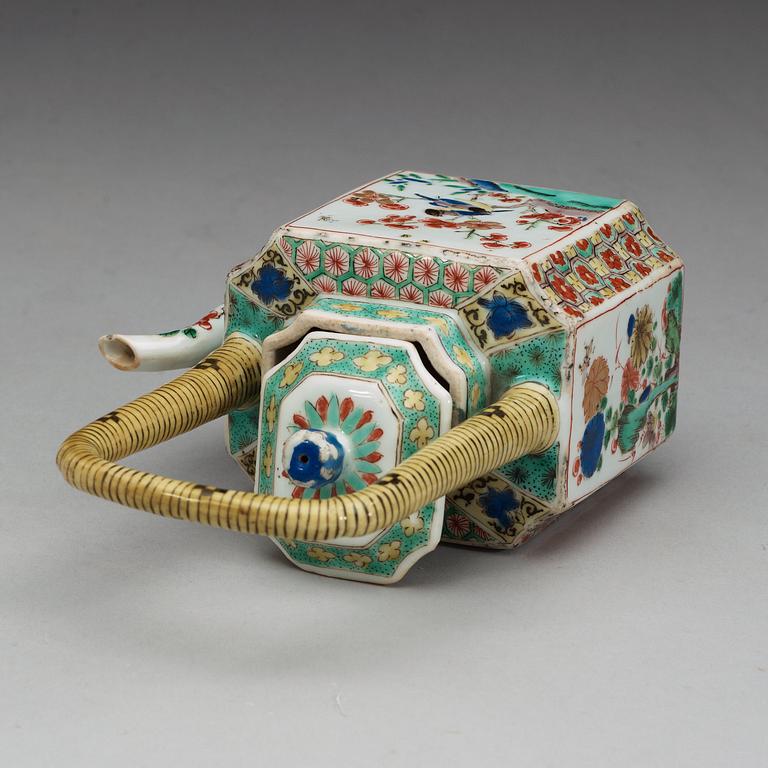 A famille verte tea pot with cover, Qing dynasty, Kangxi (1662-1722).